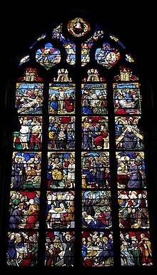 Photo d'un vitrail à quatre lancettes et tympan à neuf ajours, représentant la Passion du Christ dans les lancettes et le Jugement dernier au tympan