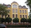 Mietshaus in halboffener Bebauung mit Vorgarten (bauliche Einheit mit Luisenplatz 13)