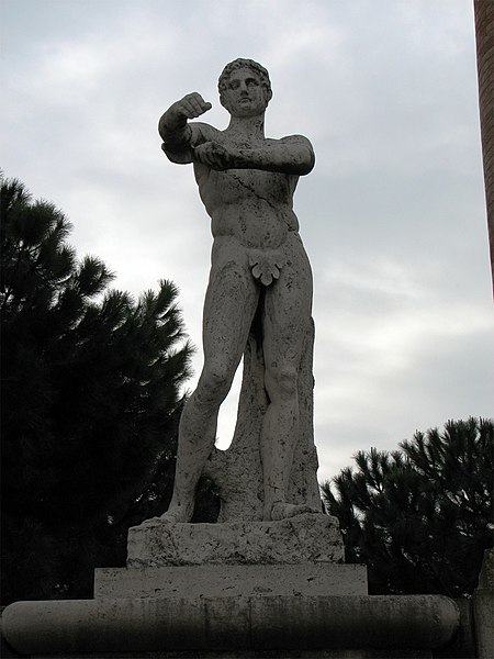 File:Macerata Monumento ai Caduti 1932 b.jpg