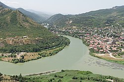 נהר האראגווי נשפך לנהר הקורה ליד העיר מצחתה