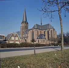 Sint-Nikolaastsjerke út it súdeasten wei sjoen