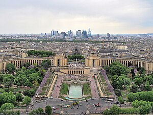 エッフェル塔から見るシャイヨ宮とトロカデロ庭園全景。背景高層ビル群はラ・デファンス地区。2017年4月