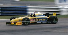 Photo de Pedro Diniz à bord de la Forti FG01-95 lors du Grand Prix de Grande-Bretagne 1995. Il abandonne au treizième tour en raison d'une boite de vitesses cassée.