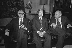 Minister Max van der Stoel, Chancellor of West Germany Helmut Schmidt and Prime Minister Joop den Uyl at the Catshuis on 2 November 1974 Premier Den Uyl (rechts) ontvangt op Catshuis bondskanselier Schmidt , links min, Bestanddeelnr 927-5566.jpg