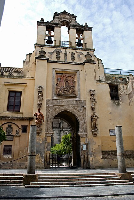 Puerta del Perdón, puerta almohade de la antigua mezquita que da acceso al Patio de los Naranjos (siglo XII).