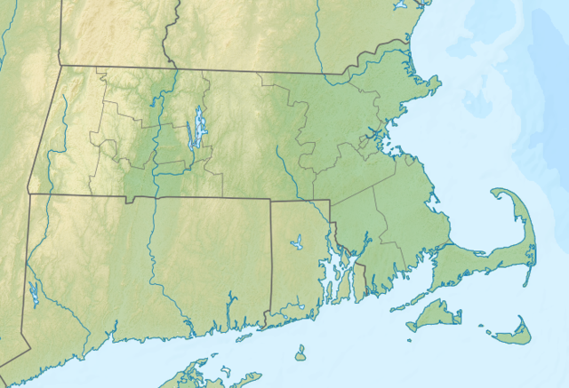 Mapa konturowa Massachusetts, blisko centrum na prawo u góry znajduje się punkt z opisem „miejsce bitwy”