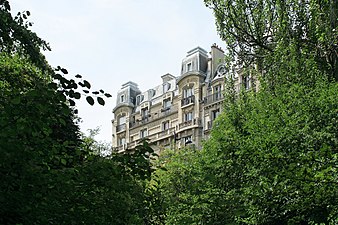 Immeubles de la rue Manin vus depuis le parc des Buttes-Chaumont.