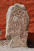 Pedra rúnica encontrada na parede da igreja