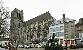 La façade sud de l'église Saint-Denis, avec des maisons prises dans les contre-forts.