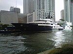 Le yacht Seven Seas (86,1 m) sur la Miami River à Downtown Miami