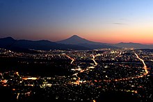 日の出前の静岡市夜景、遠景は富士山と愛鷹山塊