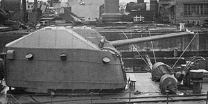 Sideview of No4 turret of japanese destroyer Harutsuki at Maizuru in 1945.jpg