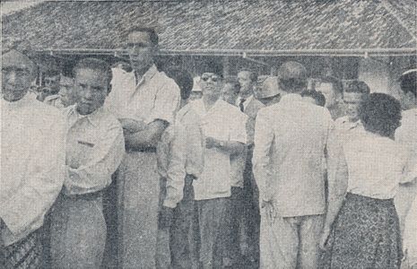 Sukarno in line to vote (1955)