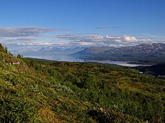 Rohkunborri es adyacente a la frontera sueca, cerca del lago Torneträsk.