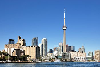 English: Toronto: Skyline with CN Tower Deutsc...