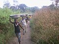 Transport de l'eau au village