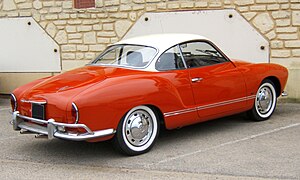 Une Volkswagen Type 14 Karmann Ghia vue de 3/4 arrière.