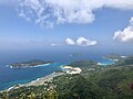 Blick vom Morne Blanc nach Westen mit Port Glaud im Vordergrund. Die Inseln Therese und Conception im Hintergrund. Die Bucht rechts ist Port Launay Marine National Park.