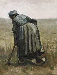 Elinde kürekle toprağı kazan köylü kadının arkadan görünüşü