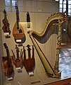 Harpe et divers instruments à cordes