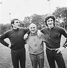 Mazurkiewicz (vlevo) s trenérem Robertem Portou a spoluhráčem Fernandem Morenou na MS 1974