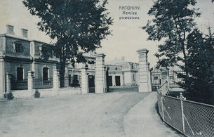Entrance to the palace in 1916