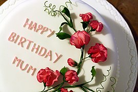 Pastel de cumpleaños con el mensaje 'Happy Birthday Mum' (Feliz cumpleaños mami)