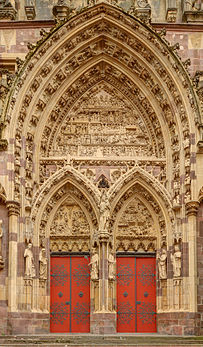 Le portail principal de la collégiale Saint-Thiébaut de Thann, de style gothique, doté d'archivoltes et de tympans sculptés. (définition réelle 2 154 × 3 687)