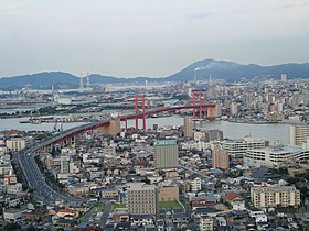 高塔山公園から見た若松市街地と若戸大橋