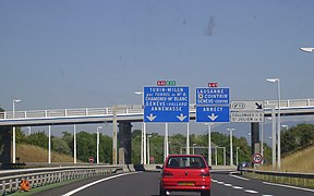 Vue des panneaux directionnels au niveau de l’intersection des autoroutes françaises A40 et A41.
