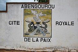 Murale sui muri che circondano il municipio di Abengourou, che recita "Abengourou, città reale della pace"