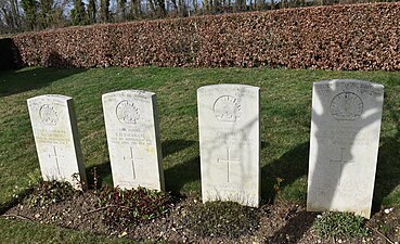 Tombes de quatre soldats australiens tombés lors de la libération de Villers les 24 et 25 avril 1918.