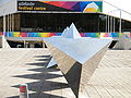 Tribute (dt.: Tribut), Skulptur vor dem Festival Centre Adelaide