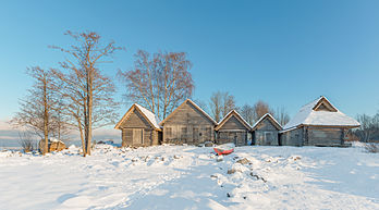 Cabanas de pescadores na costa sul do Golfo da Finlândia, na vila de Altja, no Parque Nacional de Lahemaa. (definição 7 150 × 3 972)