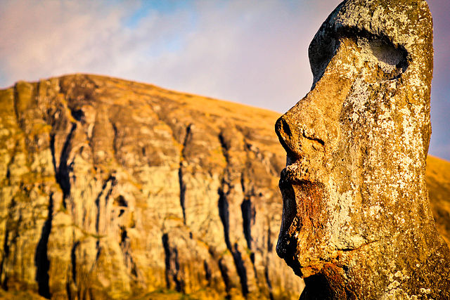 File:Amanecer_Moai_Rano_Raraku_-_Flickr_-_Alanbritom.jpg