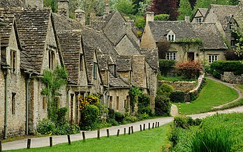 Une rangée de cottages à Bibury, un village des Cotswolds considéré par l'artiste et artisan William Morris lors de sa visite des lieux comme « le plus beau village d'Angleterre ». (définition réelle 4 113 × 2 575)