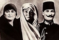 Kız kardeşi Makbule Hanım, annesi Zübeyde Hanım ve Atatürk