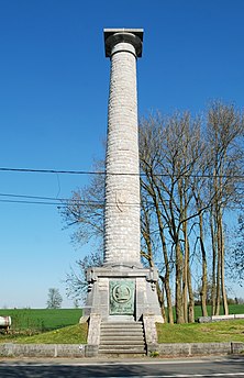 La colonne vue de la route.