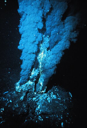 English: Black smoker at a mid-ocean ridge hyd...