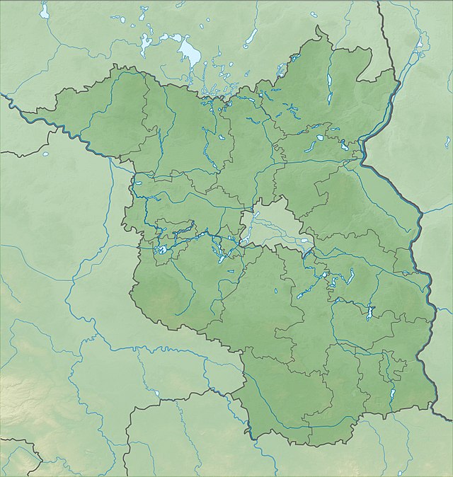 Mapa konturowa Brandenburgii, blisko centrum u góry znajduje się punkt z opisem „miejsce bitwy”