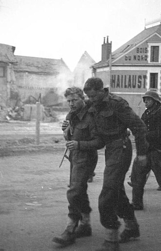 Commandos captured after the St Nazaire Raid. Bundesarchiv Bild 101II-MW-3721-19, St. Nazaire, britische Kriegsgefangene.jpg