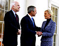 2008年3月5日、ホワイトハウスにて。左から夫ジョン、ジョージ・W・ブッシュ大統領、シンディ