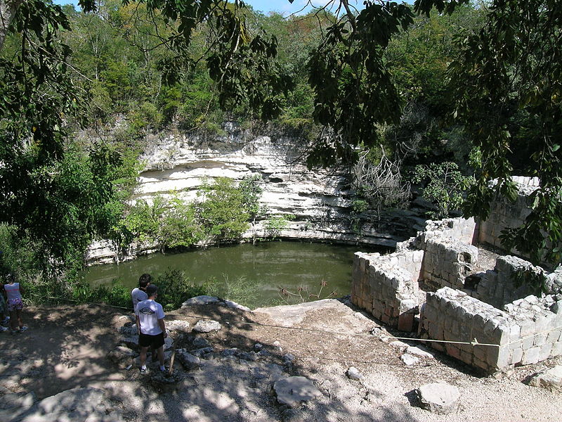 File:Cenote Xtoloc en Chichén Itzá.jpg