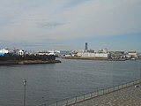 フェスティバルウォーク蘇我からは、千葉港にそびえる千葉ポートタワーを眺めることができる。左端にみえる船は大王海運の第三はる丸。