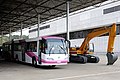 Oberleitungsbus Ch’ŏllima-091 und ein Bagger im Fahrzeugpavillon