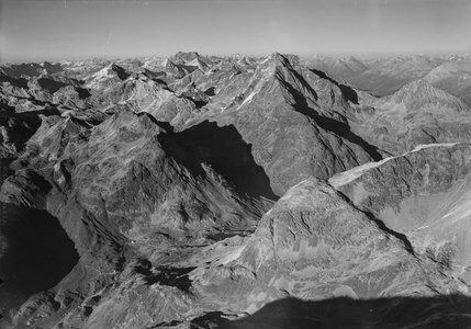 Luftaufnahme mit dem Piz da las Coluonnas (unten rechts) und Piz Julier (Bildmitte) auf einem Bild von 1954.