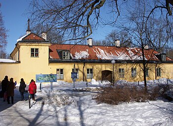 "Fyrkanten", fasad mot syd, till vänster västra delen, till höger östra delen, mars 2010.