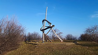 Holzskulptur Going Outa Space am Gipfel des Kellerbergs