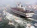 Britská letadlová loď HMS Invincible (R05) se vrací z války o Falklandy