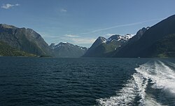 Näkymä Hjørundfjordenille, ja edempänä Storfjorden.